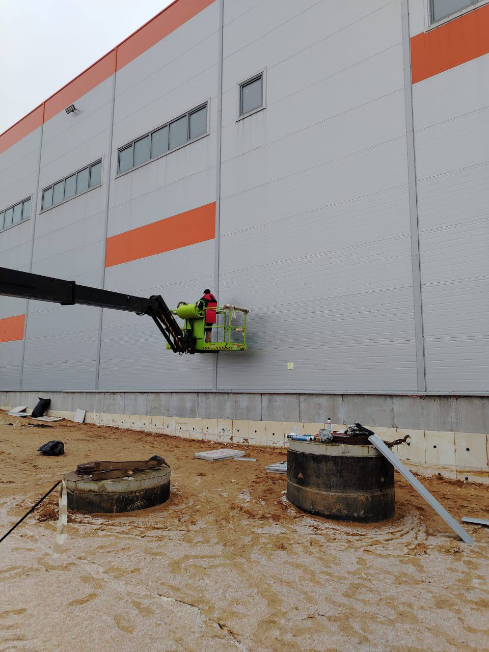 Замена поврежденных стеновых сэндвич-панелей на фасаде производственно-складского здания