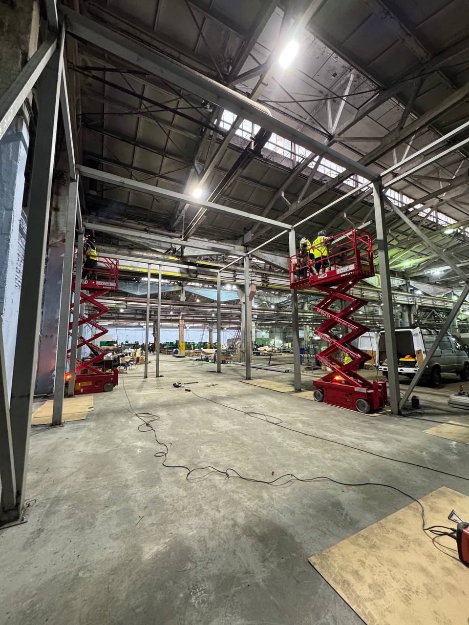 Устройство помещения размерами 13,0х7,0х6,0 внутри существующего здания