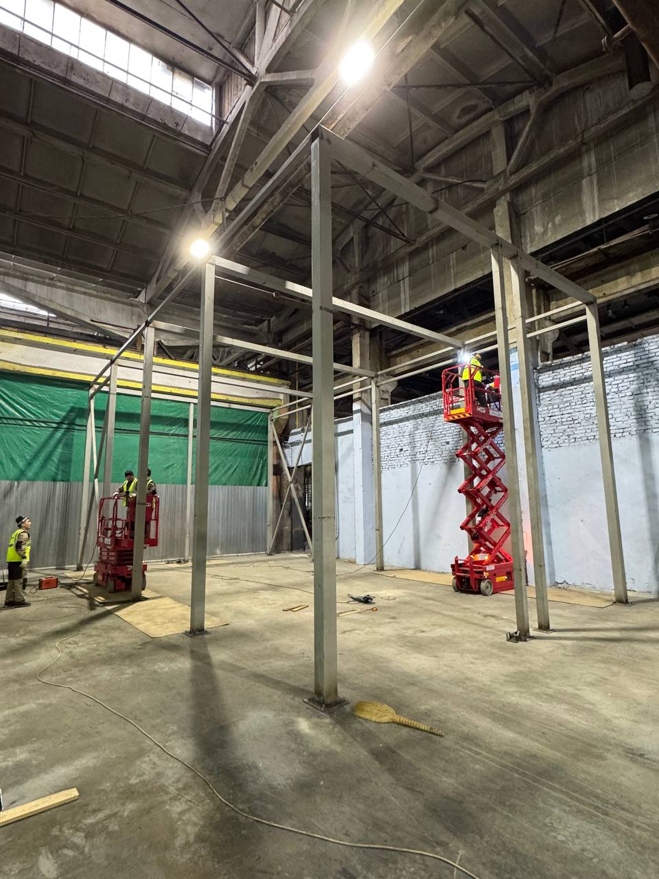 Устройство помещения размерами 13,0х7,0х6,0 внутри существующего здания