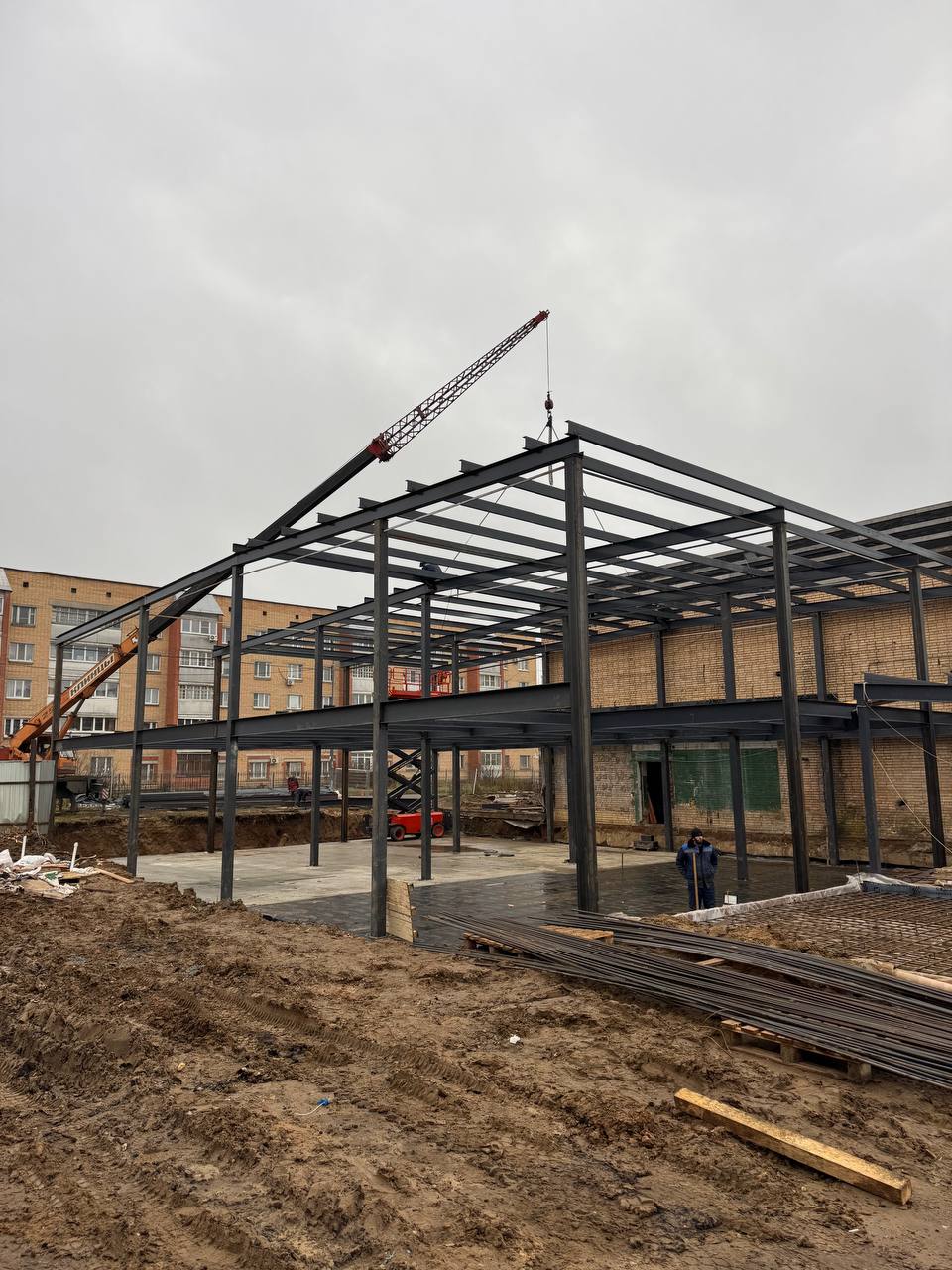 Продолжаются работы по изготовлению и монтажу пристроек к зданию торгового центра