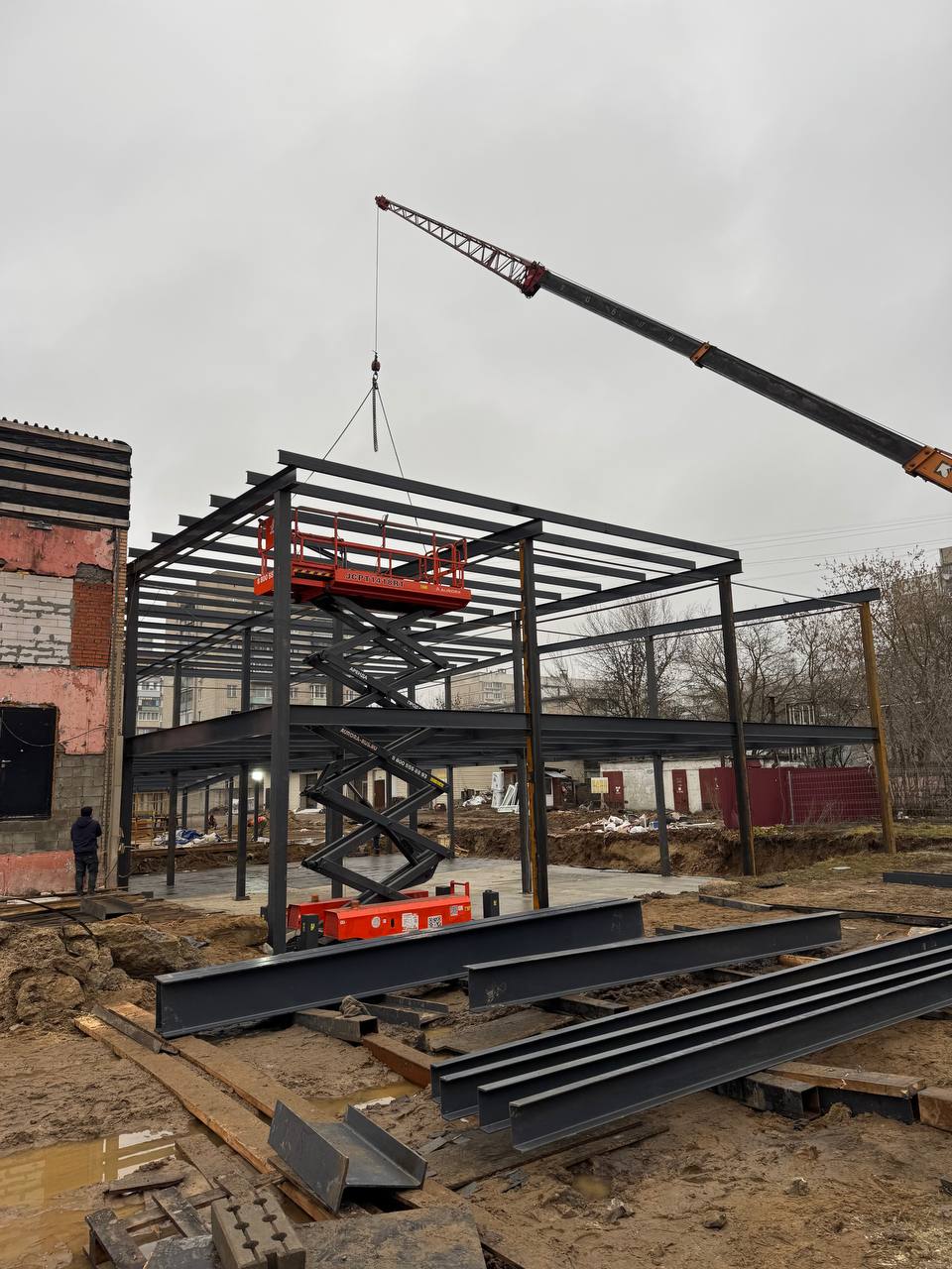 Продолжаются работы по изготовлению и монтажу пристроек к зданию торгового центра